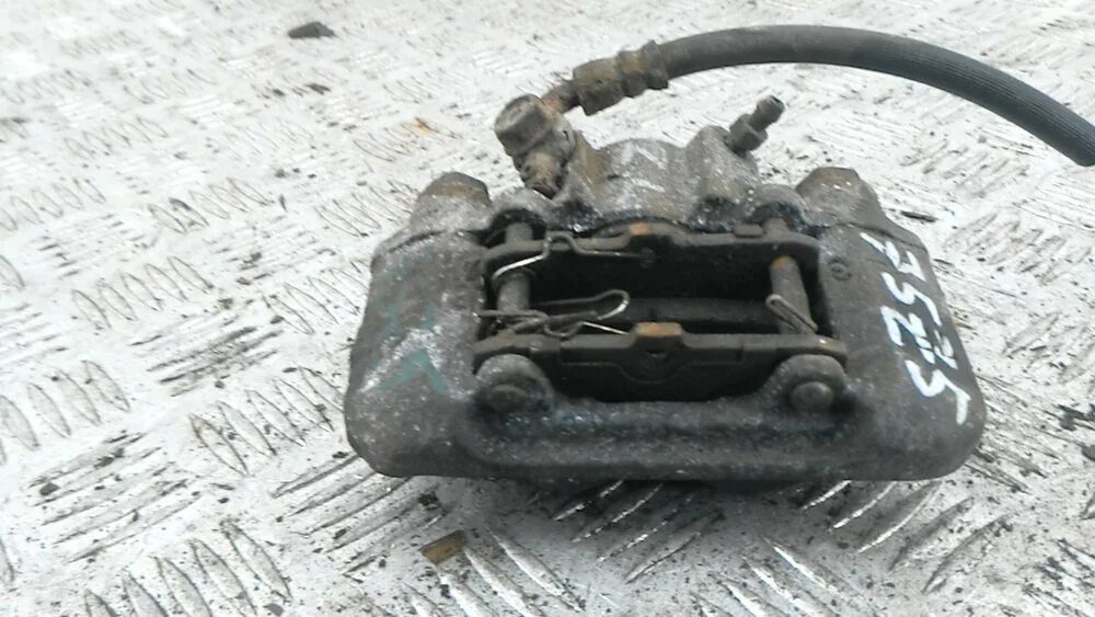 Задние суппорта на рав 4. Пластина зад суппорта рав 4 2. Направляющие суппорта рав 4 3 поколения. Тойота рафт 4 2011 суппорт. Пластина зад суппорта рав 4 2.