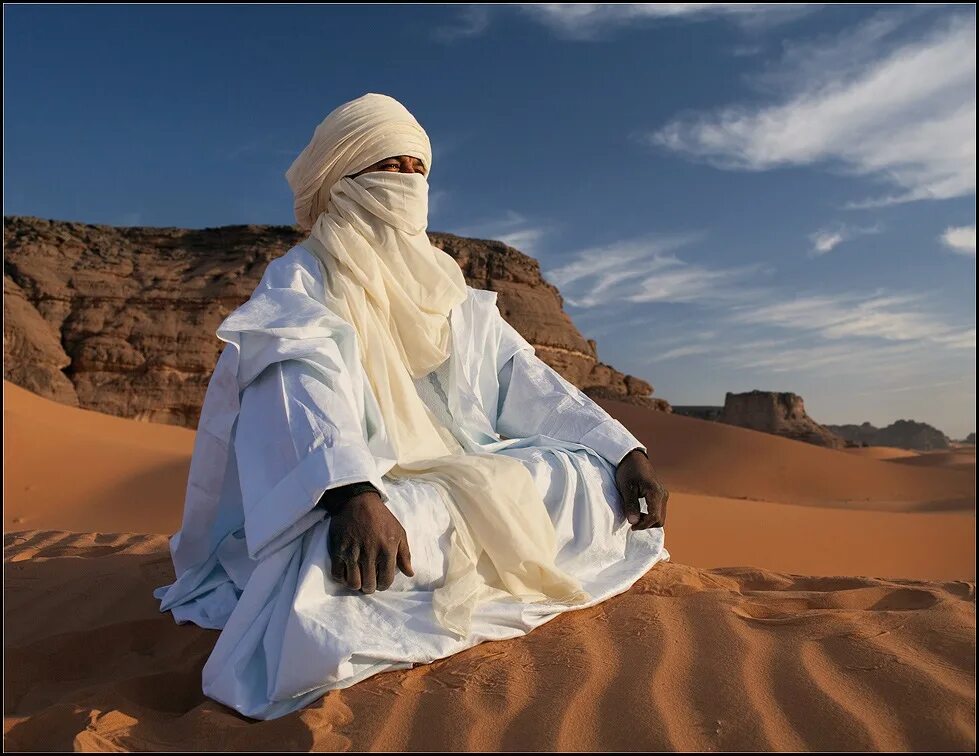 Верхняя одежда бедуинов 6 букв. Туареги тагельмуст. Шейх бедуинов. Бедуины туареги. Бедуины Саудовской Аравии.