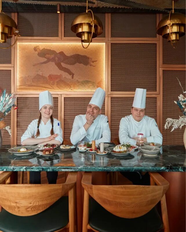 Сумасшедший повар. Волшебный повар. Кулинарный фон. Креативность повара. Повар с едой.