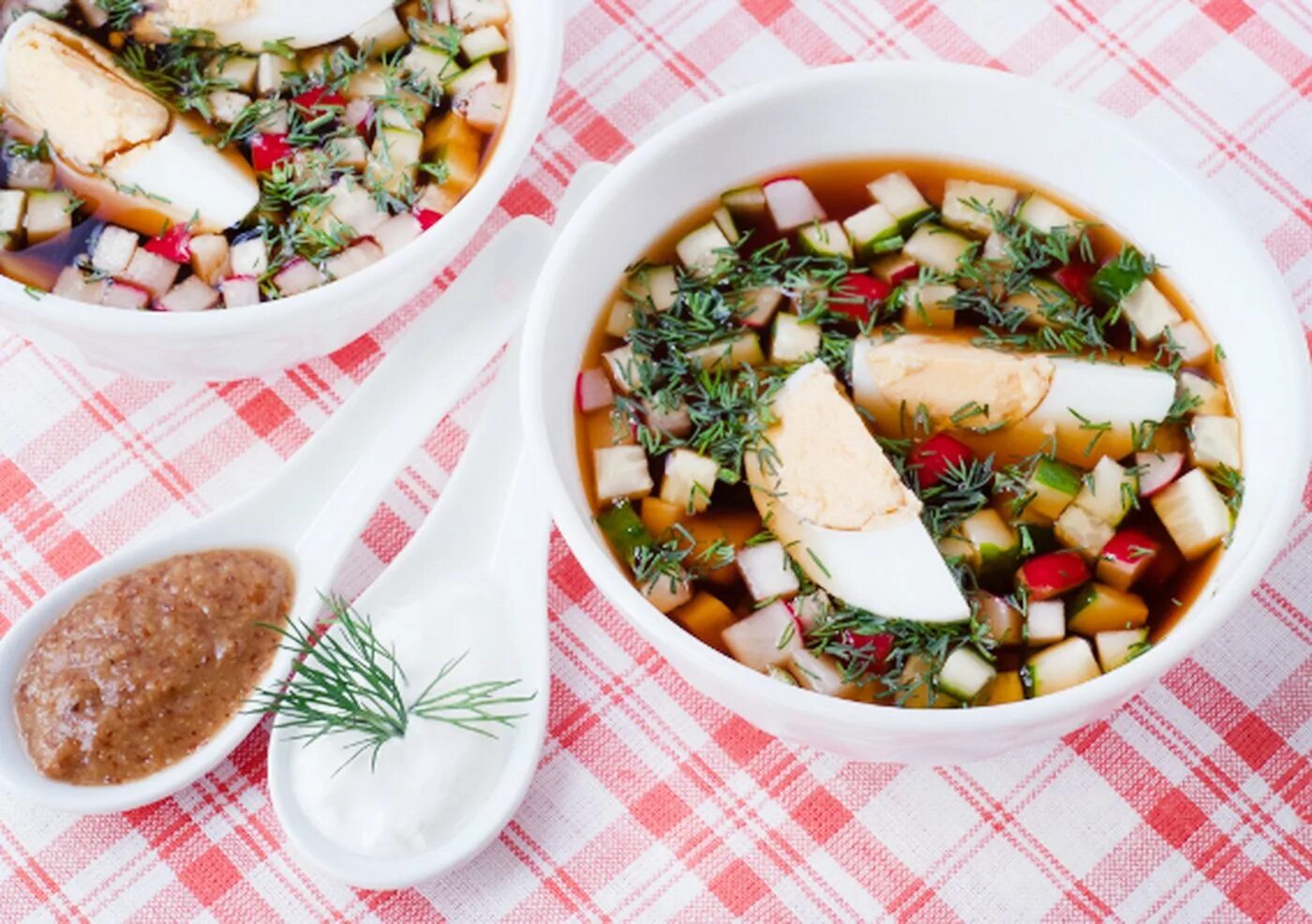 Окрошка национальное блюдо какой страны. Окрошка на квасе. окрошка мясная на квасе. окрошка на квасе фото. окрошка с мясом на квасе.