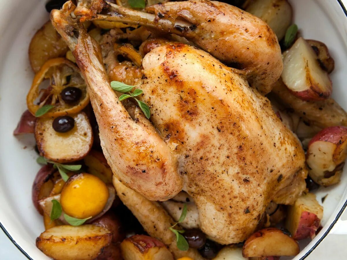 Курица жареная на луке. Жареная курица. Курица с оливками. Запеченная курица. Жареная курица с картошкой.