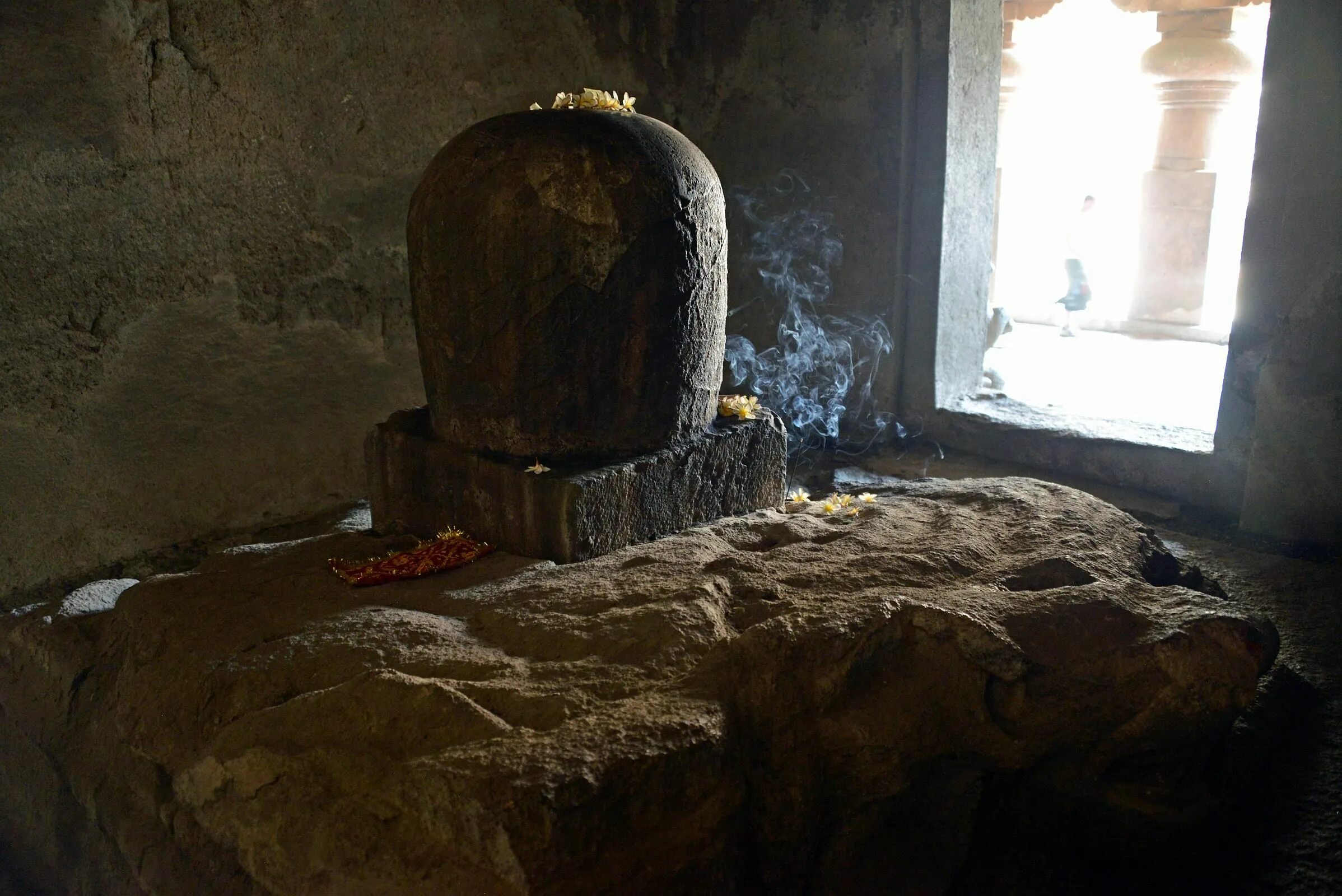 Лингам на дому. Храм лингам Шивы. Алтарь Шивалингам. Лингам и йони. Пещера Маратика.