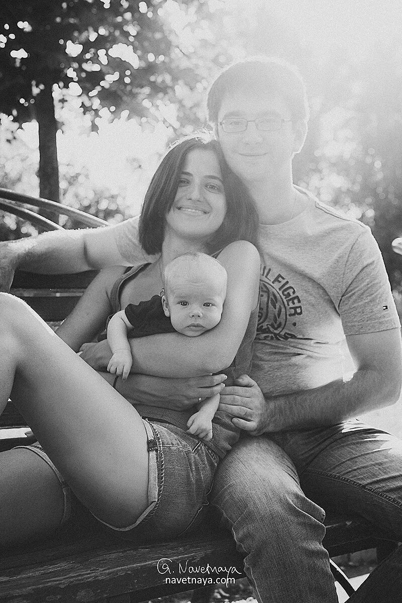Семейные съемки Хьюго. Семейная фотосессия в черно бело Красном. Пара килограмм.