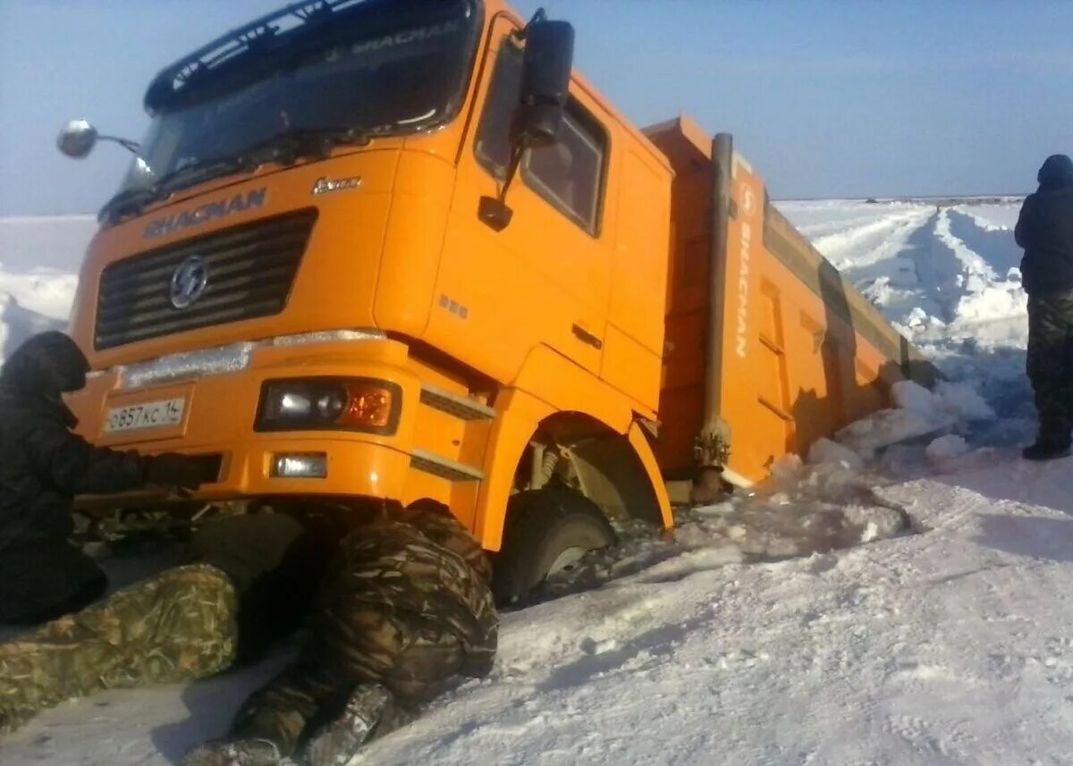 Самосвалы якутии. Shaanxi sx3315dt366. Самосвал якутске 4*8. Shaanxi sx3315dt366 2012. Камаз 65222 на бездорожье.