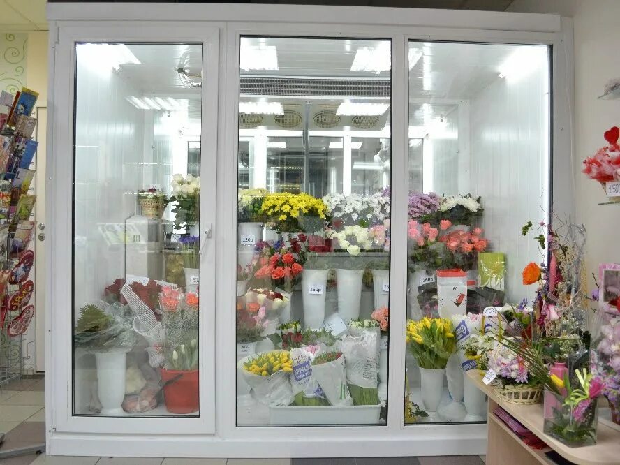 Холодильник для цветов стеклянный. Холодильная камера для цветочного магазина. Холодильник для цветов. Холодильник в цветочном магазине. Хранение цветов в холодильнике.