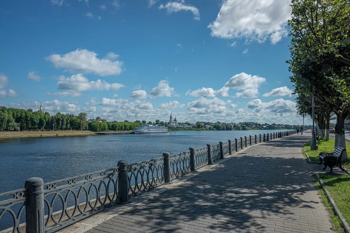 Путевой дворец тверь. Прогулки по твери. Памятники заволжского района твери. Виртуальная прогулка по твери. Тверь набережная степана разина мост.