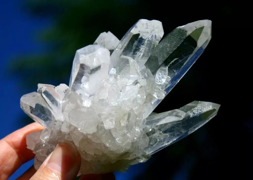 Кварц минерал горный. Минералы кварц горный хрусталь. Камень с кристаллами кварца. Поликристалл кварца.