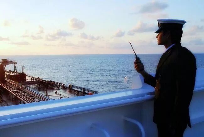 Маритайм зона работа для моряков. Моряк для успешной работы в море.. вакансии для моряков на берегу. radio officer на корабле. капитан поддержки.