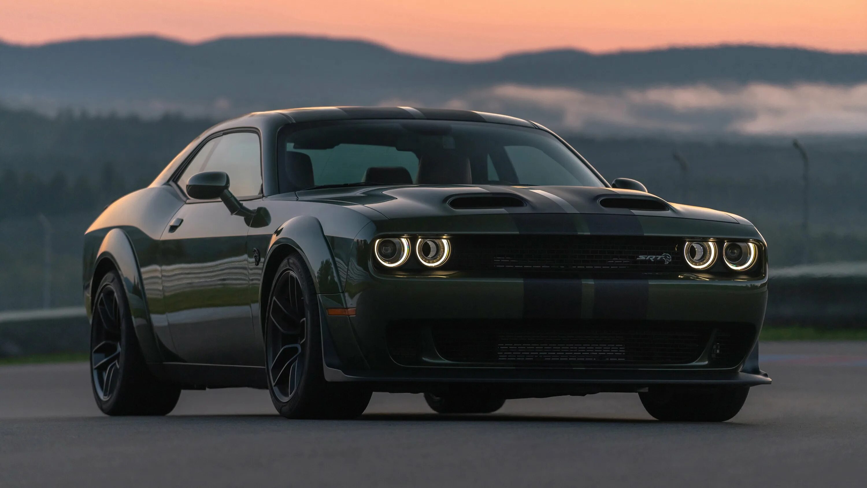 Dodge challenger srt 4k. Додж челленджер 1969. Dodge challenger srt 392 2015. Обои додж. Dodge challenger srt8 392 2012.