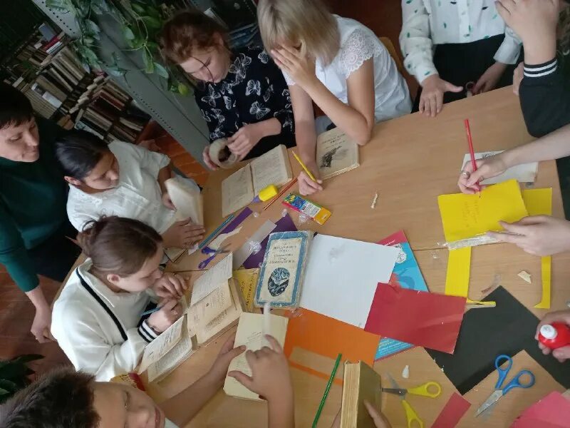 Дети рассматривают книжки-самоделки. Р. Р п пушкино. Губернаторская библиотека в костромской области. Заведующая детским садом 128 саратов.