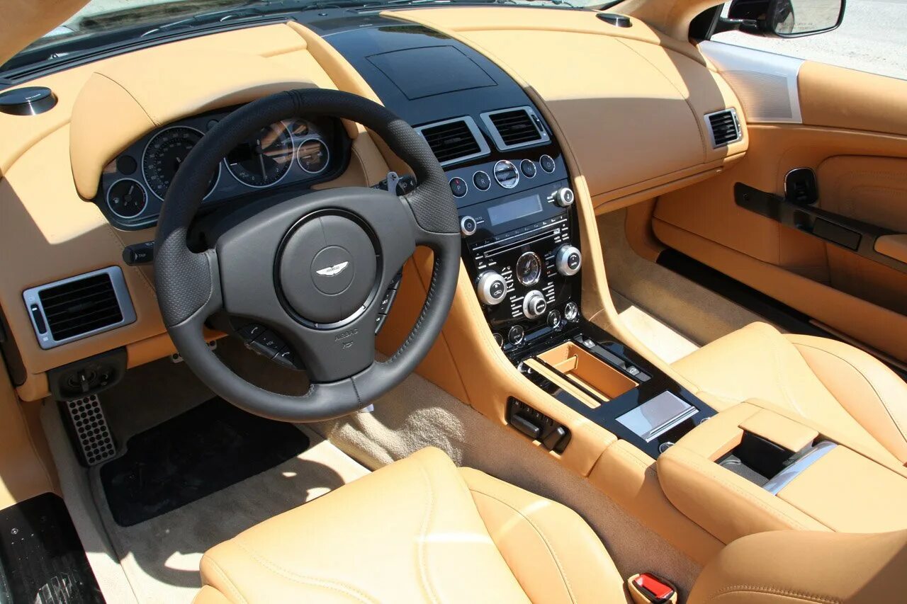 Aston Martin db9 салон. Торпедо салона