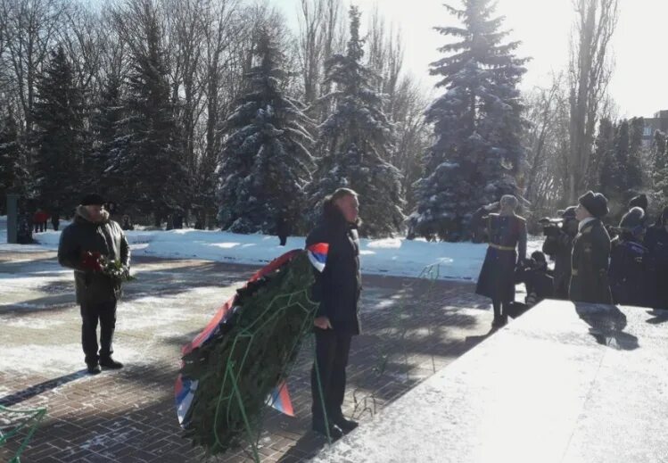 23 Февраля мемориал Курск. Возложение венков на мемориале Курск. Возложение венков в Курске. 23 Февраля мемориал павшим Курск.