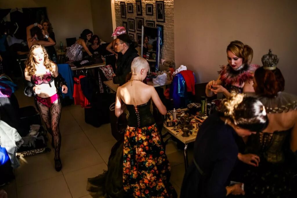 Бурлеск питер. Бурлеск шоу москва. Фиалка бурлеск шоу. Участницы burlesque festival. Бурлеск кабаре шоу.
