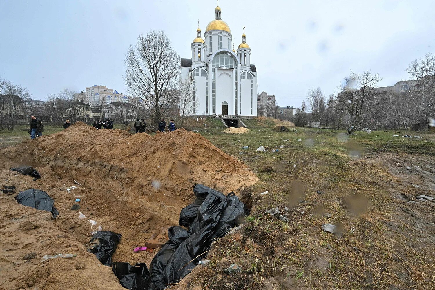 Похороните на украйне милой. Буча Украина массовые захоронения. Буча Украина кадры.