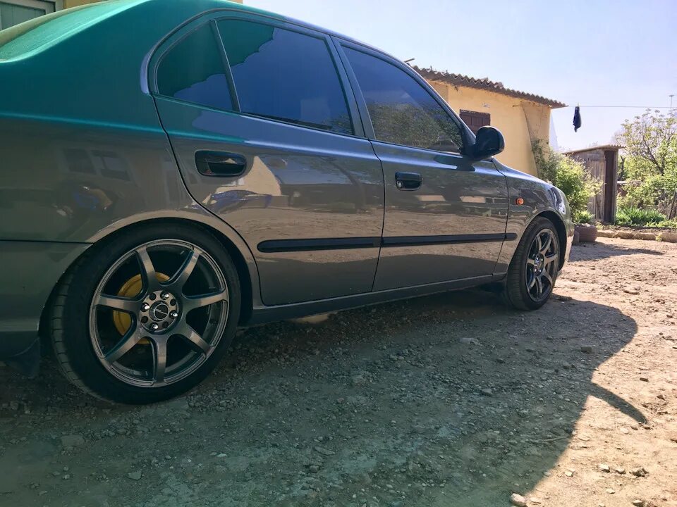 Молдинги на хендай акцент тагаз. Молдинг переднего крыла хендай акцент тагаз артикул. Молдинг хендай акцент. Хендай акцент ручки в цвет кузова. Молдинг хендай акцент.