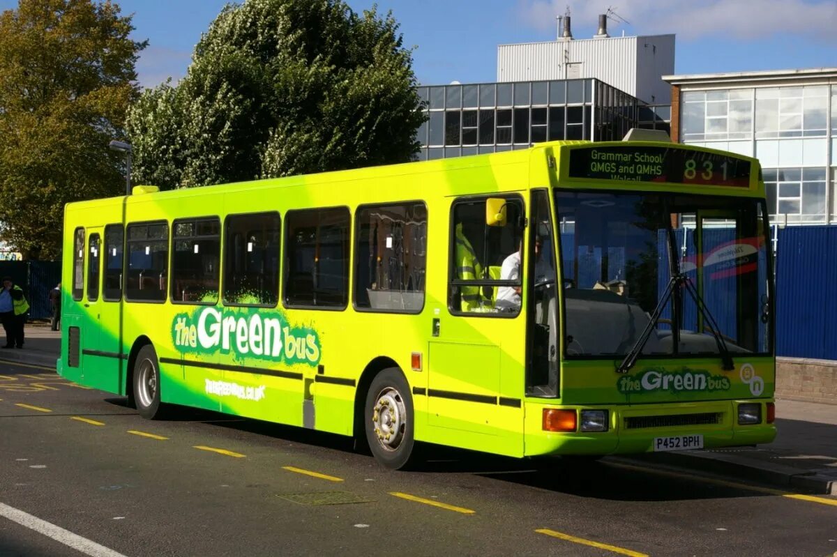 Зеленый автобус. Городской зеленый автобус. Автобус зеленого цвета. Московский автобус зеленый.