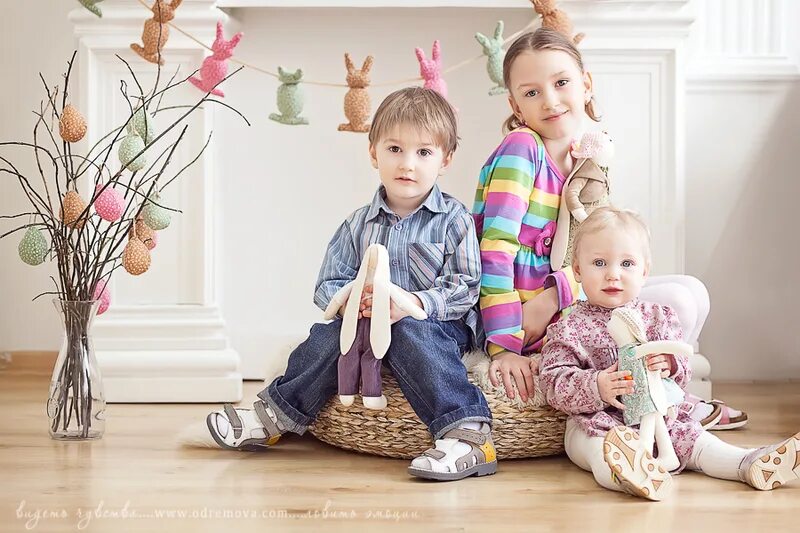 дерзкая фотосъемка в студии. идеи для детской фотосессии в студии. фотосессия в студии. девочка в фотостудии. фотосессия в студии.