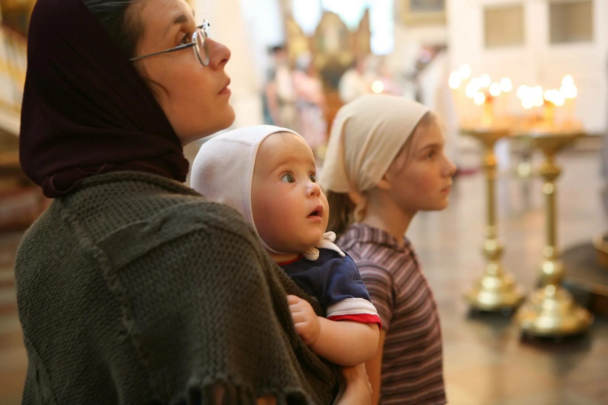 Детям о православии. Православная семья. Мать с ребенком в храме. Благочестивые родители. Христианская семья венчание.