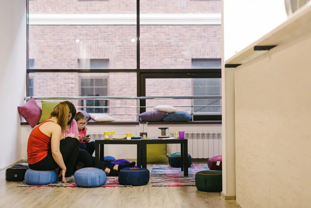 поза сету бандха сарвангасана. побуринная эльвира. позы йоги. маюрасана поза павлина. поза йога иваново.