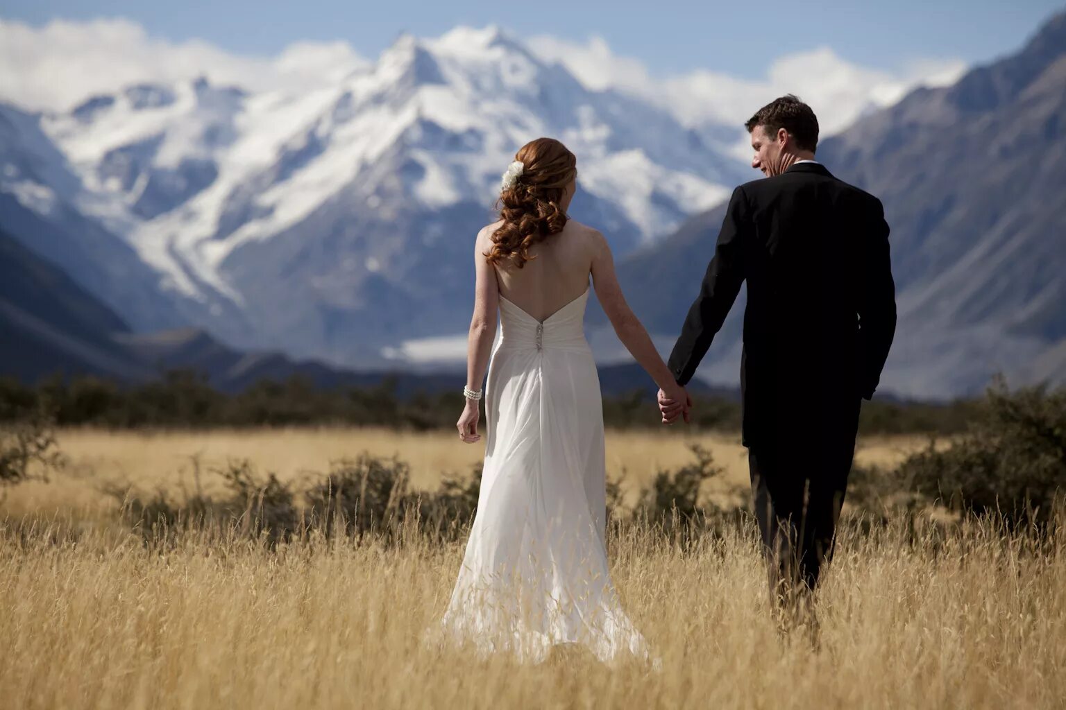 Невеста. Невеста плачет. Невеста в загсе. Девушка сбегает со свадьбы. Пегги флеминг сбежавшая невеста.