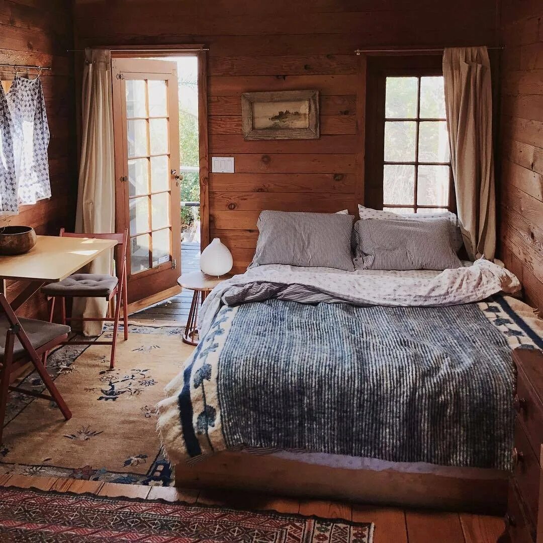 Деревенская комната. Уютный деревянный домик внутри. Спальня в деревенском домике. Маленькая спальня в деревенском доме. Уютная комната на даче.