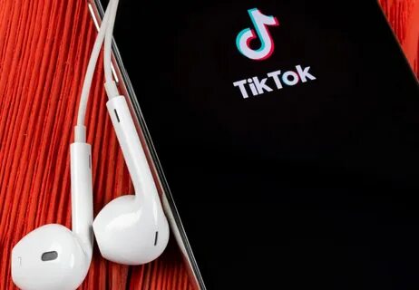Тик ток в наушниках