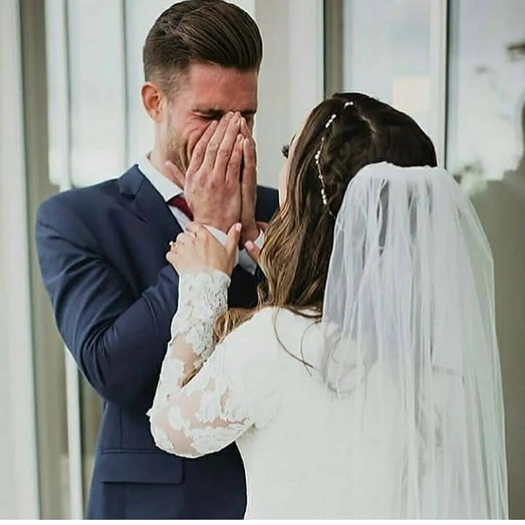 Жених плачет на свадьбе. Невеста плачет на свадьбе. Жених плачет при виде невесты. Муж плачет на свадьбе.