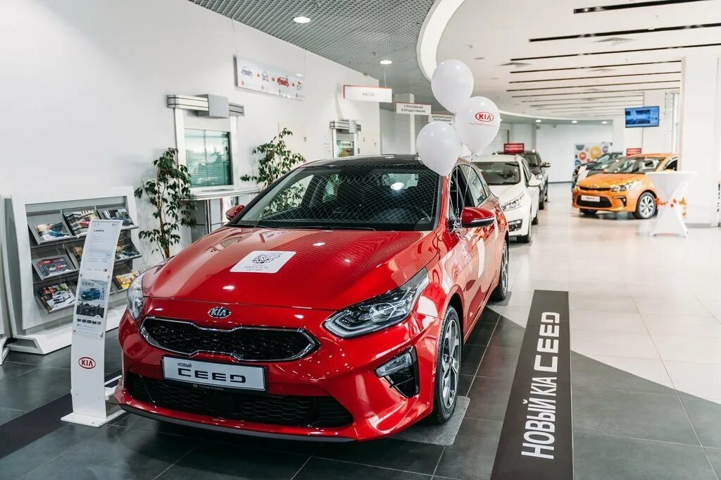 Новые авто с салона. Автосалон киа моторс. киа motors рио автосалон 2025. лада веста 2025. kia в россии новый дилерский центр.