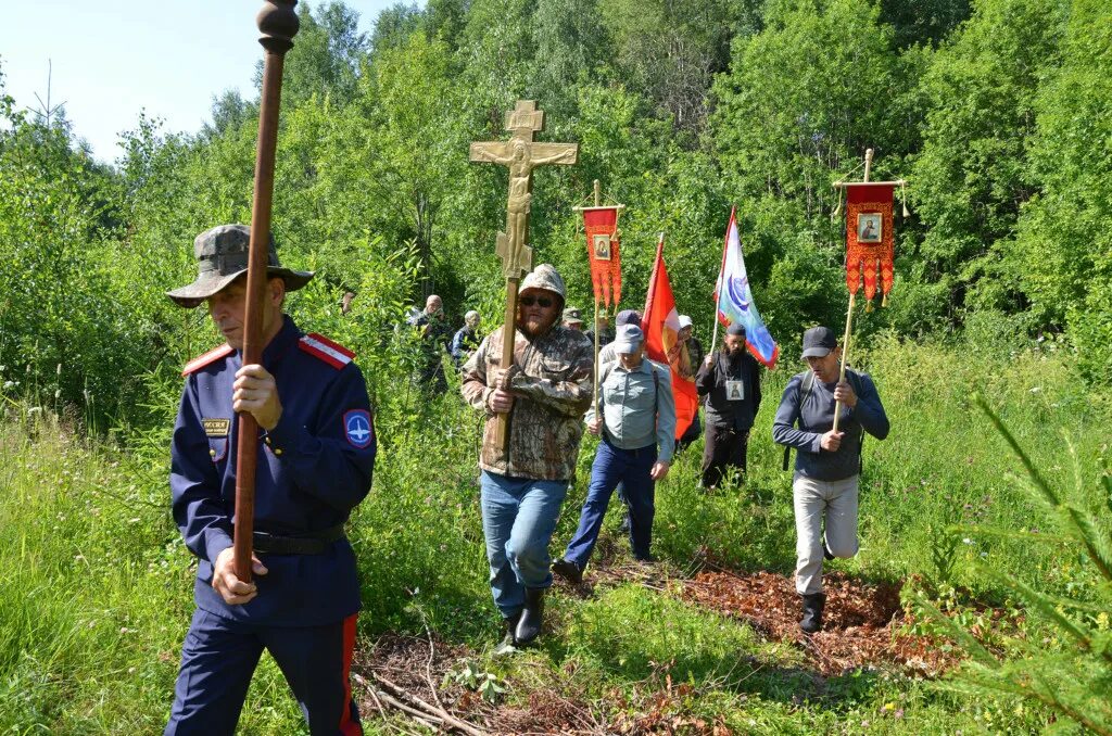 Крест для крестного хода. Многодневный крестный ход Вятка. Крестный ход в Горном Алтае. Крестный ход по грязи. Крестные войны