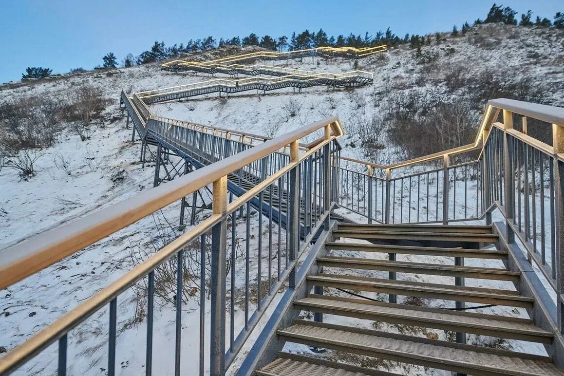 Лестница на удачном красноярск. Красноярский удачный лестница. Удачный красноярск. Торгашинская лестница в красноярске. Новая лестница в красноярске.