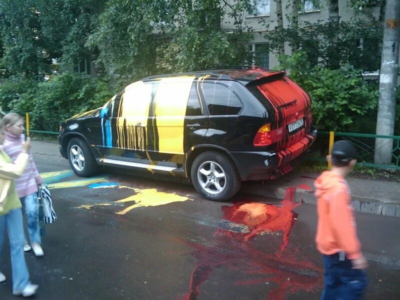 Машина во дворе. Машина на тротуаре. Стоянка машин во дворе. Чужие машины во дворе. Чужие машины во дворе.