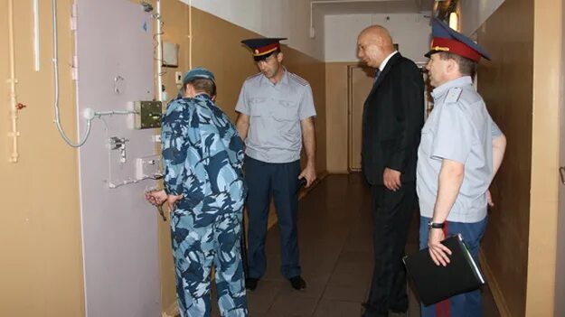 охрана следственного изолятора