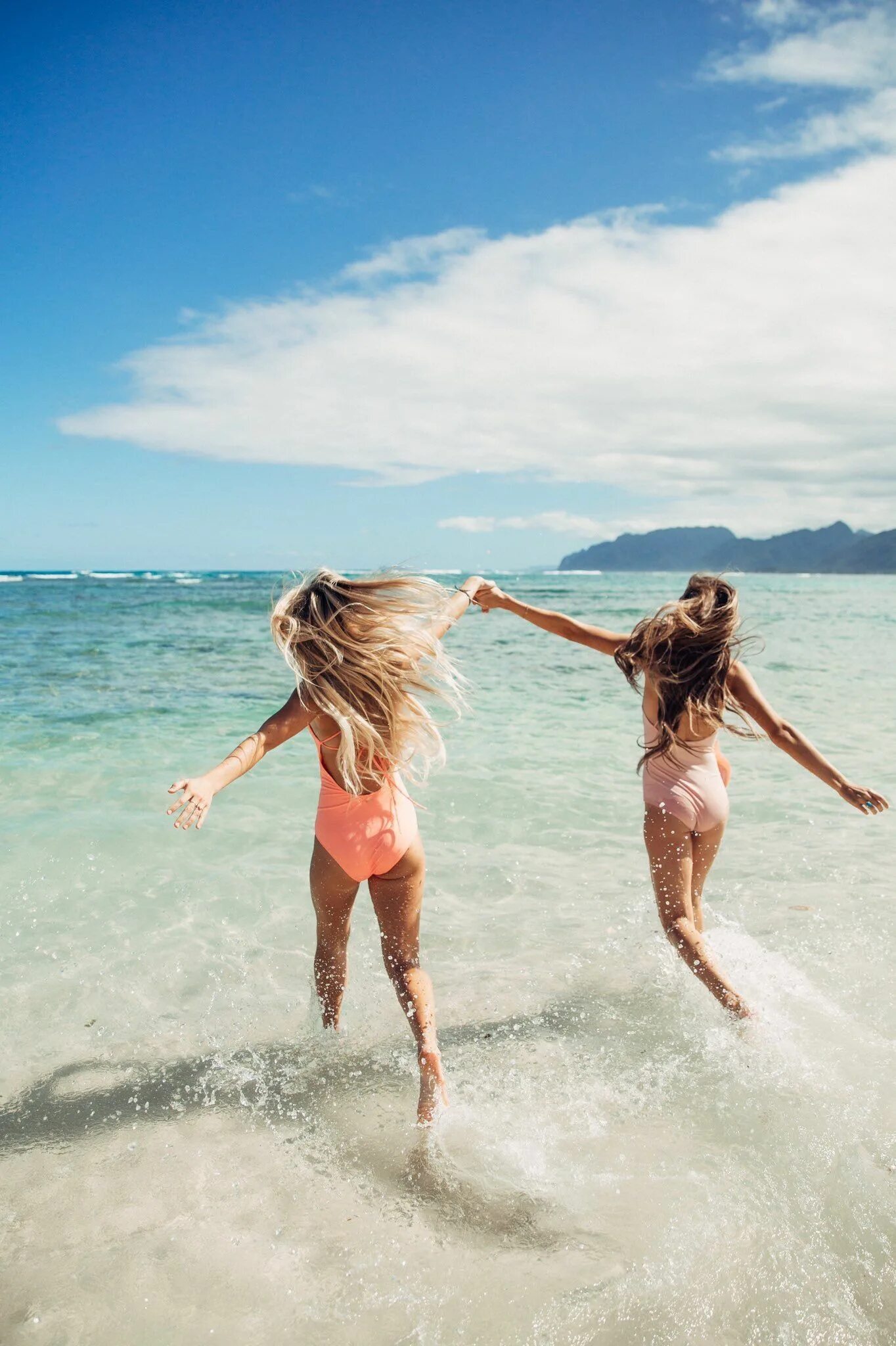 Девушка-море. Две подруги на море. Подружки на море. Girlfriends band. Summer girlfriend.