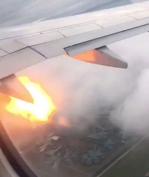 Возгорание двигателя. Пожар двигателя самолета / всу gif. plane engine fire. engine on fire. plane engine catch fire.