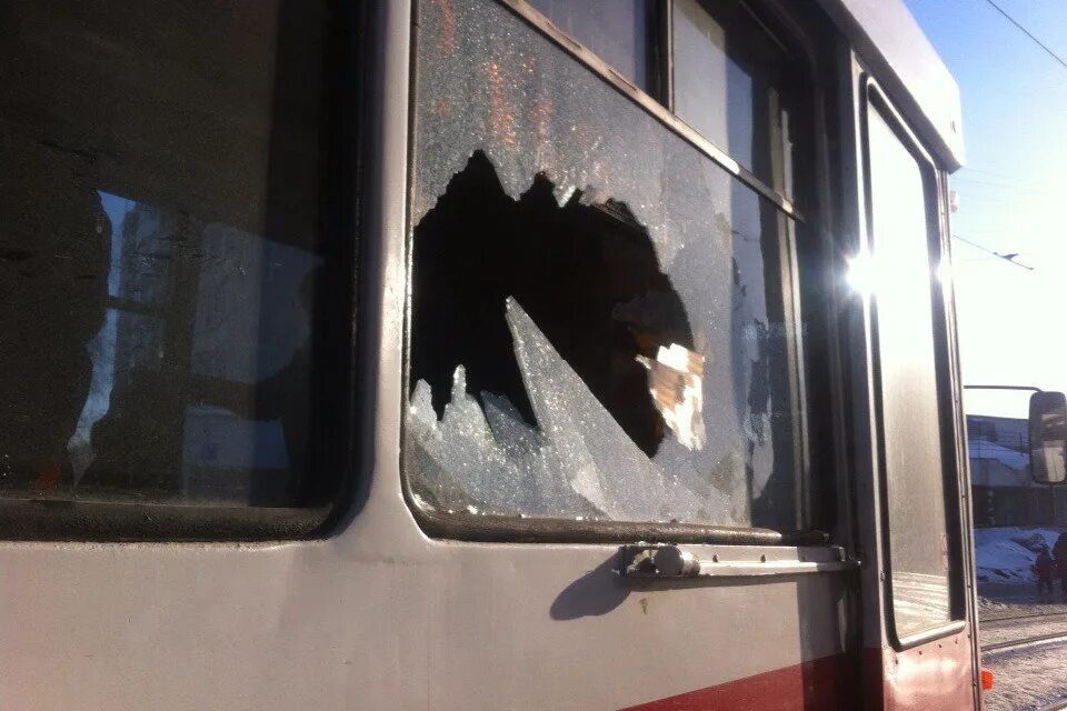 Разбитое окно. Разбил стекло в трамвае. Оконное стекло в трамвае. Окно трамвая.