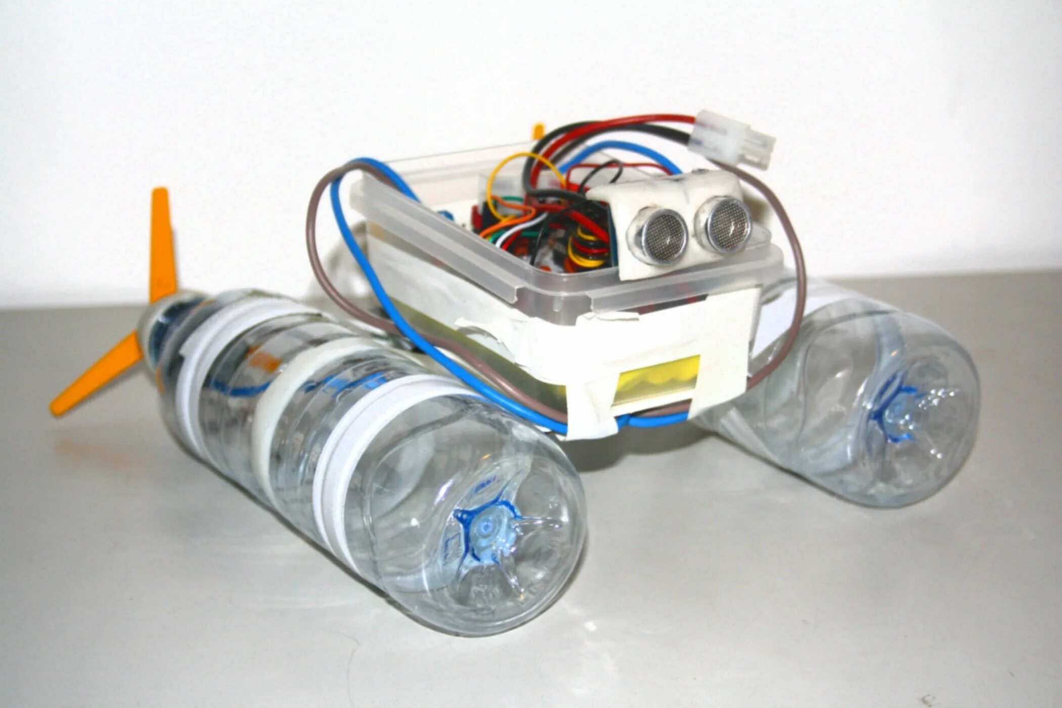 Самодельный эле. Самодельные игрушки электрические. Робот из подручных материалов. Робот самими руками. Робот из бросового материала.