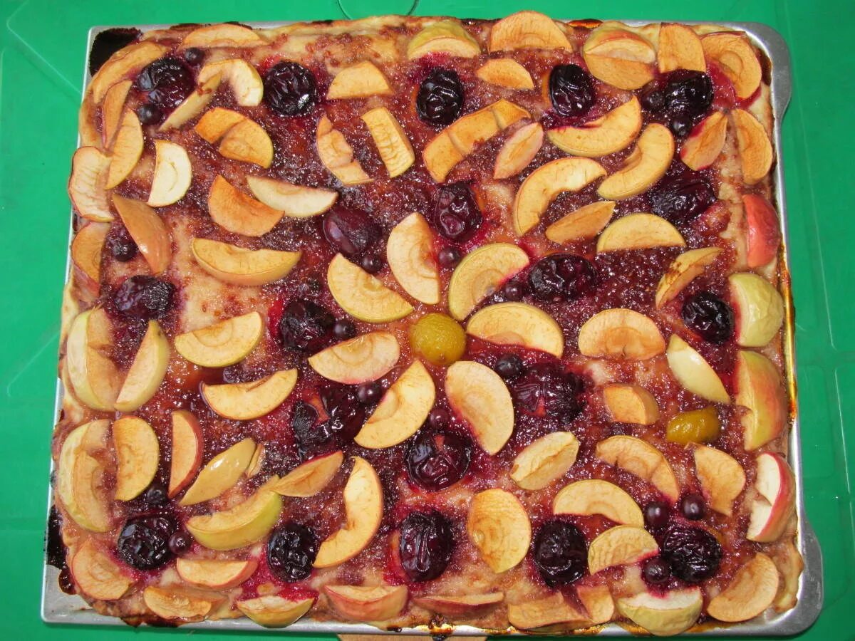 Фруктовый пирог из теста. Пирог с фруктами в духовке. дрожжевой пирог с фруктами. украшение пирогов фруктами. сладкие пироги из фруктов.
