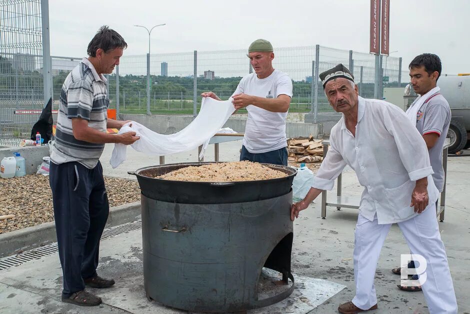 Плов в казане ифтар. Узбекистан плов гигантский казан. Самый большой казан. Самый большой казан для плова.