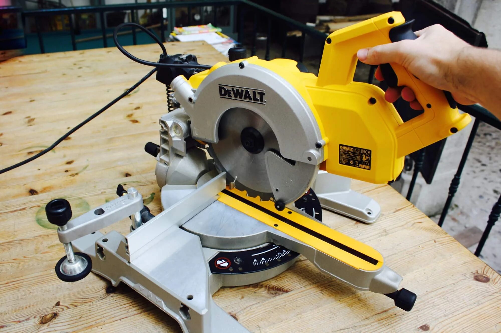 Dewalt dws774. Dewalt dws777. торцовочная пила dewalt dws777. торцовочная пила dewalt dws777-qs. деволт 777 торцовка.