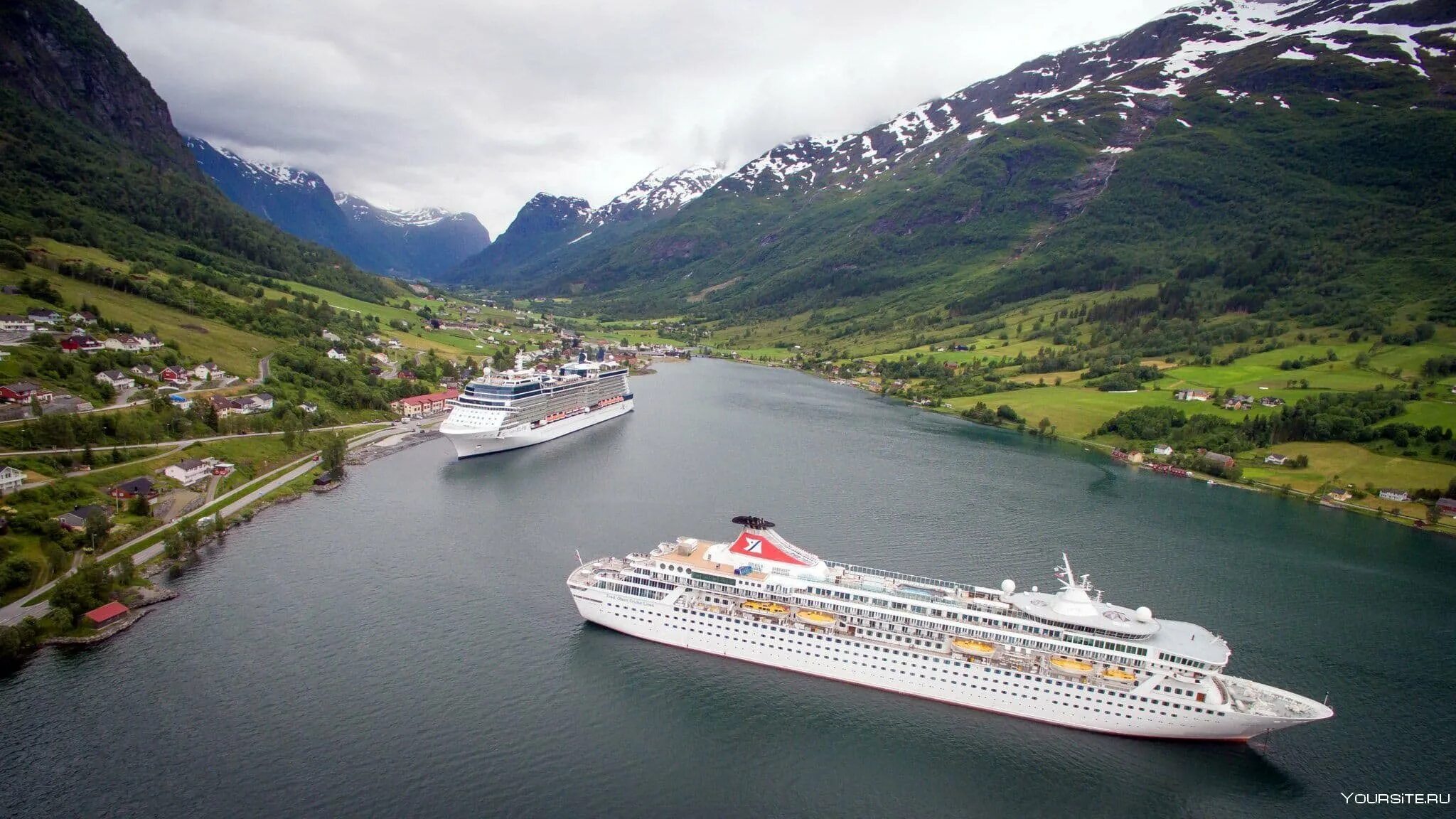 Круизный лайнер грузия. Круиз по течению. Круизные реки янцзы. Путешествие на лайнере. Лайнер инкруизис.