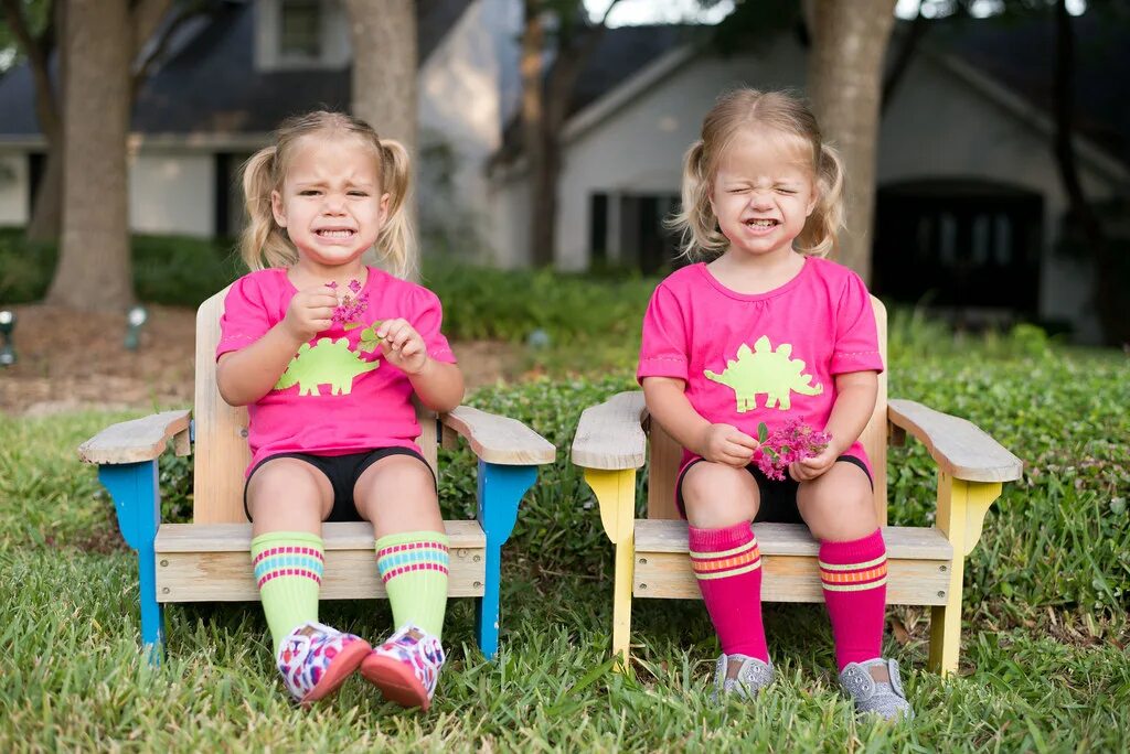 Детки топлесс. Девочка одевается. Toddler kid. Игрушки дошкольного возраста. Potty outdoor в штаны.
