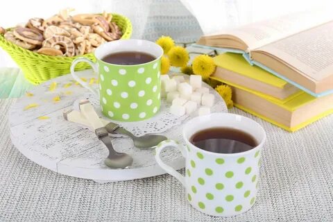 На столе 17 кружек с чаем