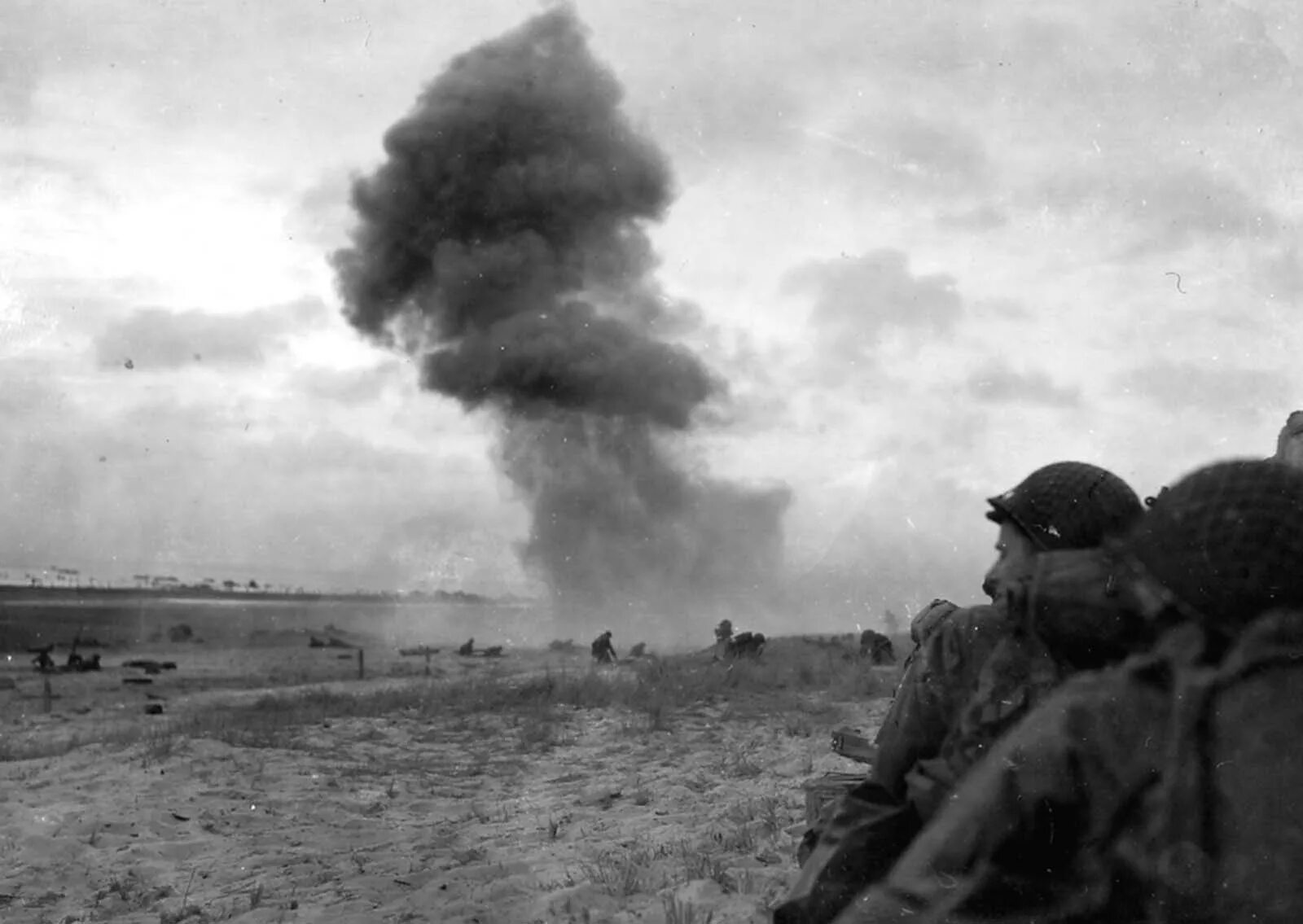 Высадка 1944 года. Высадка в Нормандии 1944. Высадка десанта в Нормандии в 1944. Юта Бич Нормандия 1944. Оверлорд операция 1944.