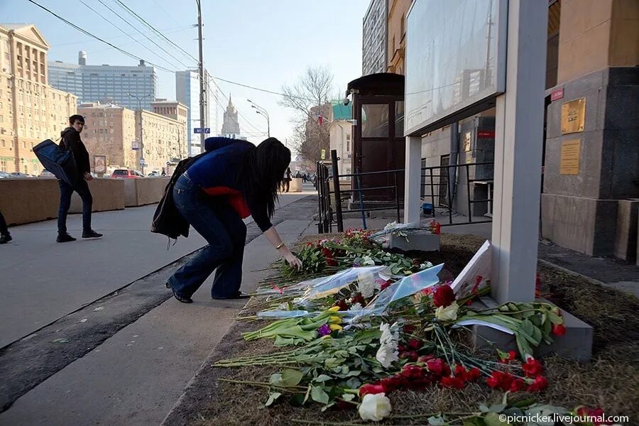 Крокус дата теракта. Взрыв в американском посольстве в Москве. Кладут цветы теракт.