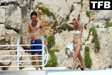 Sienna Miller Dons Her Skimpy Little Bikini Out in St Tropez (75 Photos) .