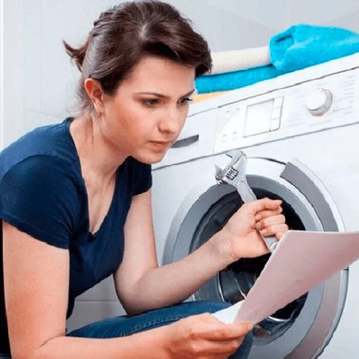 Предварительная стирка индезит. Индезит синтетика обычная стирка 50. Деликатная стирка на машинке индезит. Засыпка порошка в стиральную машину. Загрузка белья в стиральную машину.