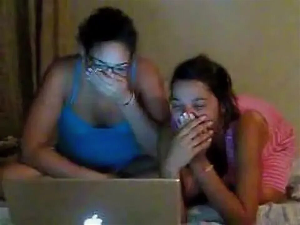 Две девушки и стакан. 2 девушки и один стакан. 2 девушки 1 чашка. Две девушки сэндвич. 2 девушки и одна чаша.