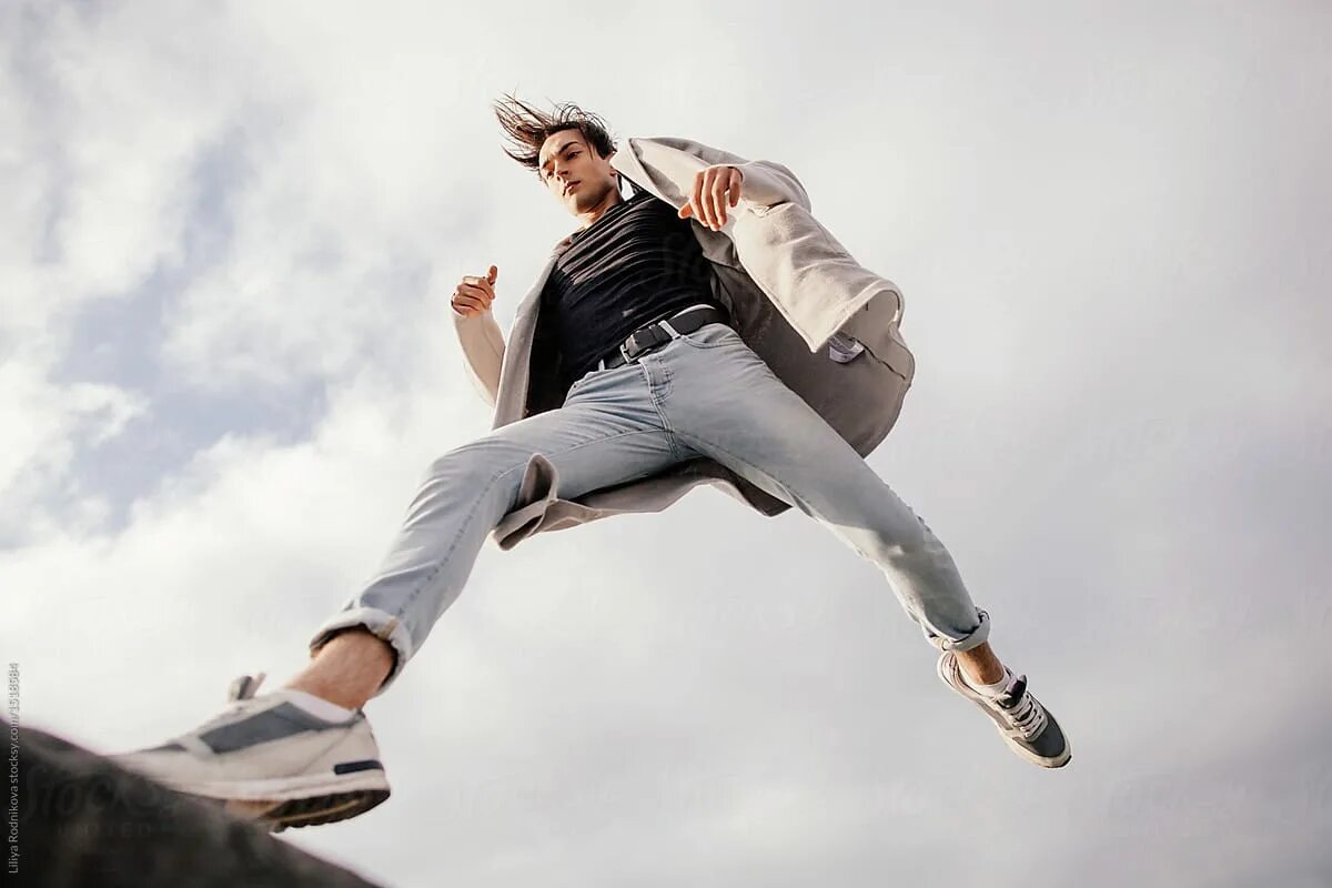 Бегущий человек с крыльями. Обои на рабочий стол девушки красивые. View from below. Девушка великанша. View from below.