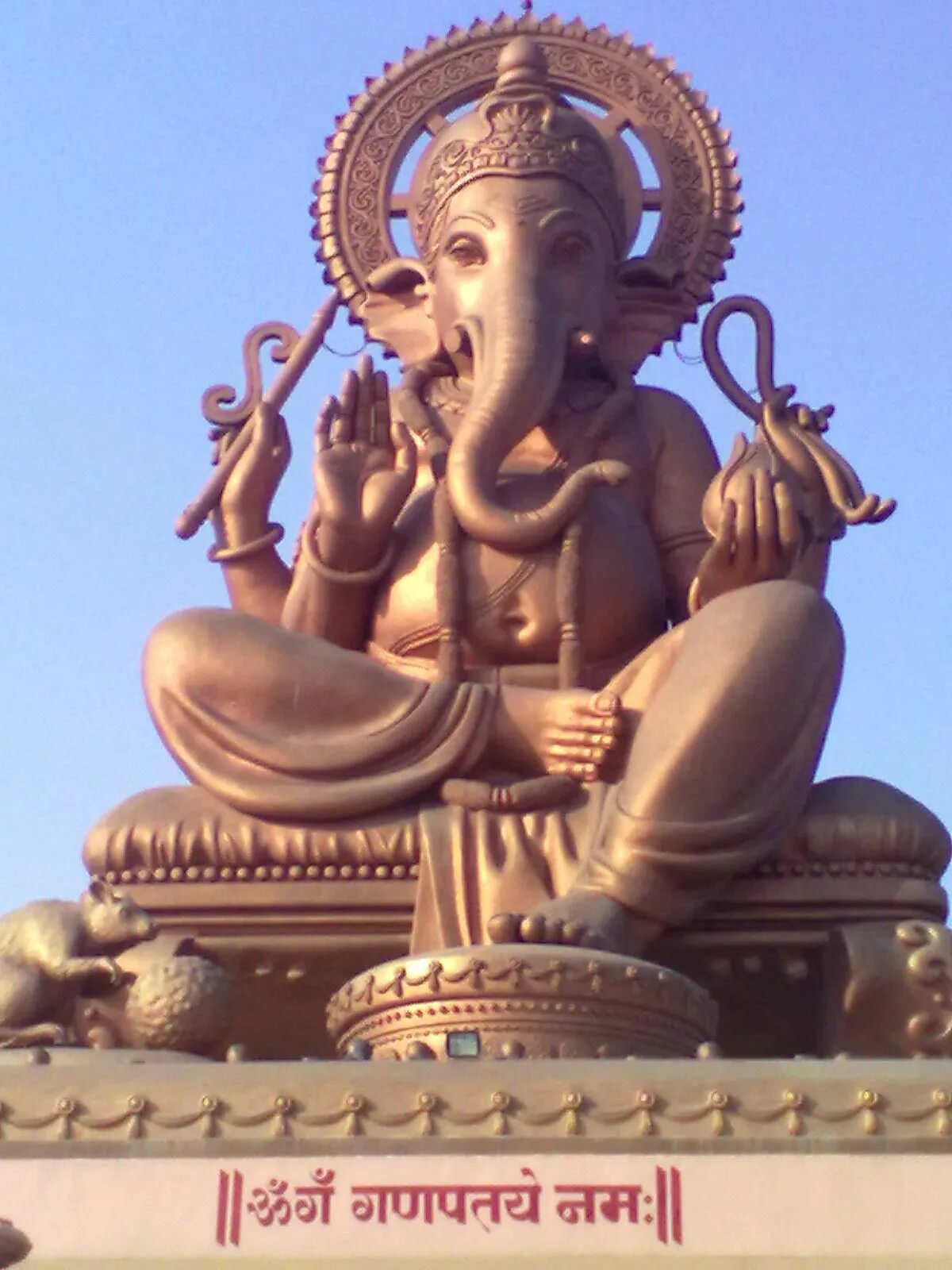 Индийский бог будда. Брахма бог древней индии. Брахма бог индии статуя. Брахманизм брахма. Вишну брахма лотос.