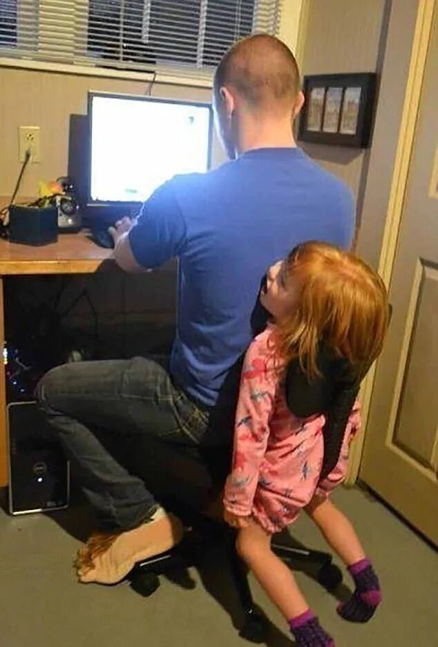 Половые отношения в детском доме. Родители избивают детей видео. Трансляции девочек. Воспитательница детского сада бухая. Спалилась перед детьми.